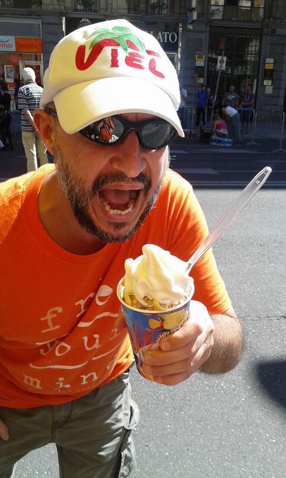Roberto si sbafa il gelato Viel Roberto si sbafa il gelato Viel