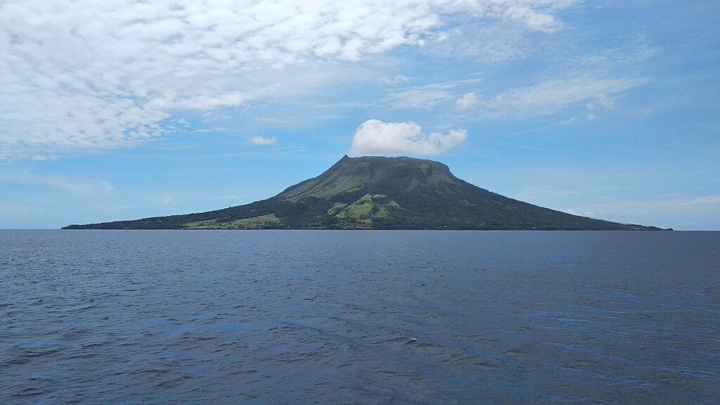 L'eruzione del vulcano Ruang, in Indonesia, desta grandi preoccupazioni. Photo Wikimedia Commons.