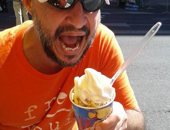 Roberto si sbafa il gelato Viel