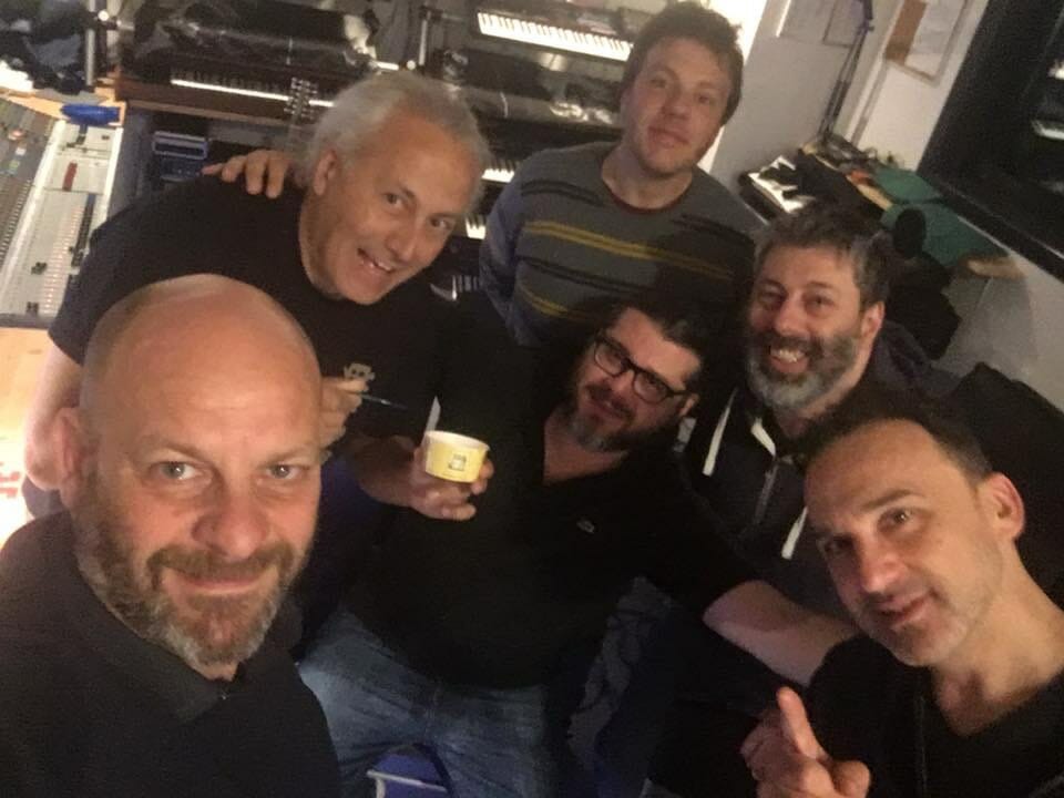 I Messer Davil sono una band ligure che propone un crossover di generi musicali I Messer Davil sono una band ligure che propone un crossover di generi musicali