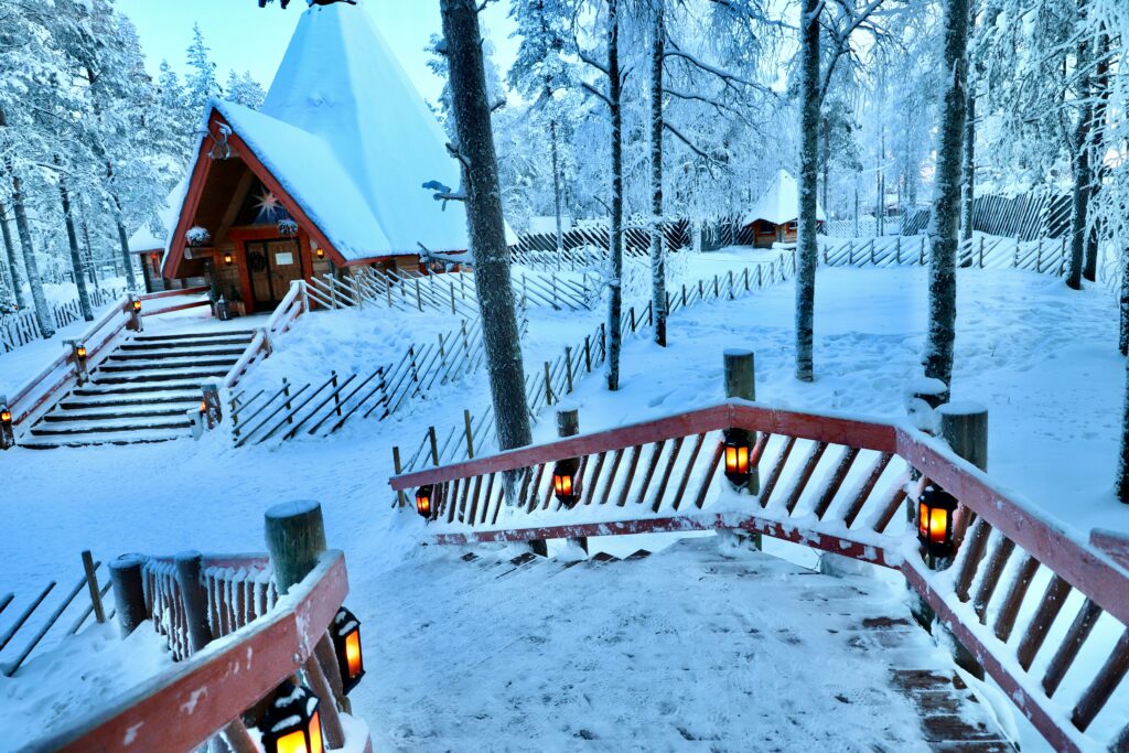 Anche se si dice che il laboratorio magico di Babbo Natale si trovi al Polo Nord, in realtà si trova in Finlandia. Basta non dirlo ai più piccoli. Foto di 66 north, Unsplash