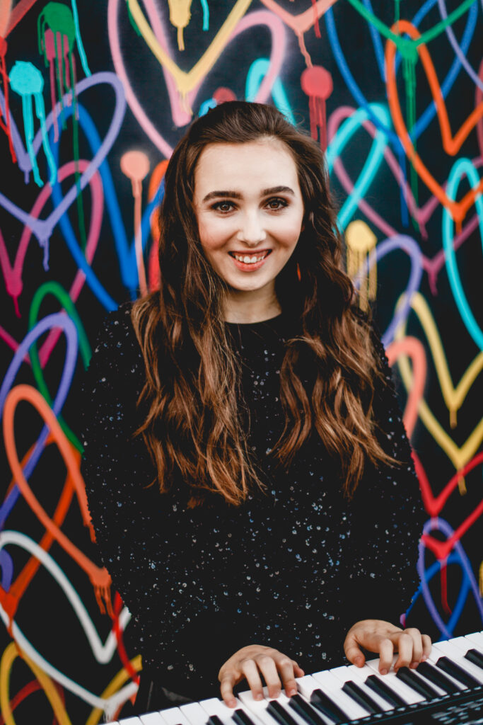 Ascolta la cantante pop adolescente CAROLINE su Radio Roberto, promozione artisti emergenti e indipendenti Ascolta la cantante pop adolescente CAROLINE su Radio Roberto, promozione artisti emergenti e indipendenti