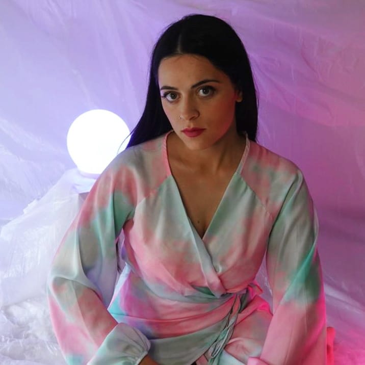 La Complice è Ilenia Ciarrocchi, cantautrice fermana, classe ’93. La Complice è Ilenia Ciarrocchi, cantautrice fermana, classe ’93.
