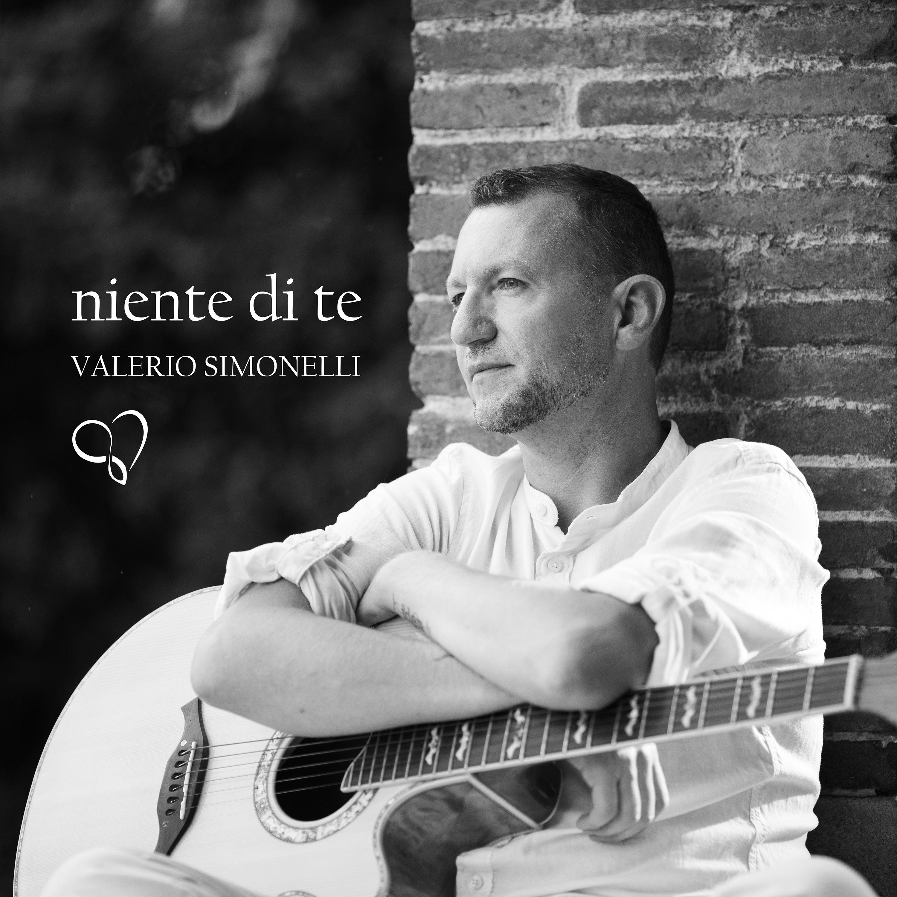 "Niente di te" è il nuovo singolo del cantautore toscano Valerio Simonelli, in onda su Radio Roberto Solo Emergenti