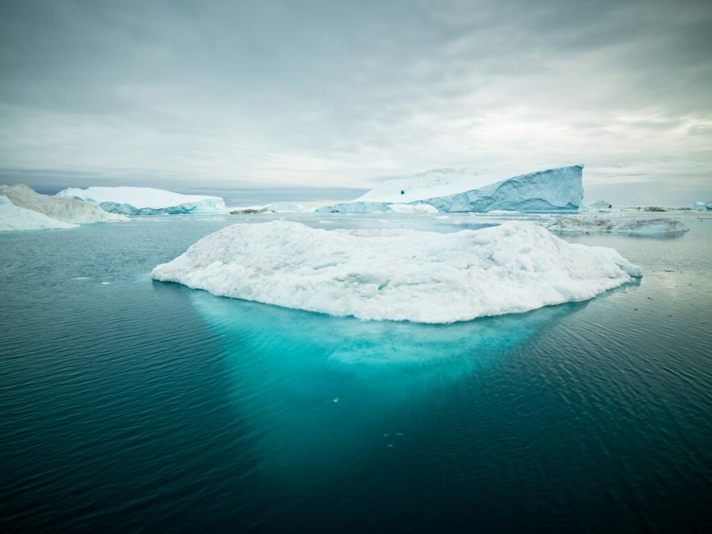 Sebbene inaccessibile per gran parte dell’anno, è possibile visitare il Polo Nord. Le compagnie di viaggio offrono pacchetti crociera nell’Artico da giugno e luglio, quando il clima è più caldo. Foto di Alexander Hafemann, Unsplash