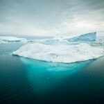 Il Polo Nord non ha terra ed è interamente costituito da ghiaccio in costante movimento che galleggia sulla superficie dell'Oceano Artico. Foto di Alexander Hafemann, Unsplash