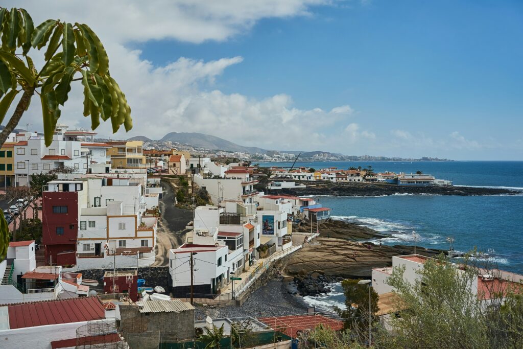 I residenti delle Isole Canarie protestano contro il turismo selvaggio. Foto di Bastian Pudill, Unsplash.