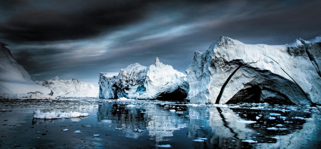 il primo raggiungimento verificato del Polo Nord avvenne nel 1926 da parte dell'esploratore norvegese Roald Amundsen. Foto di Jennifer Latuperisa Andresen, Unsplash