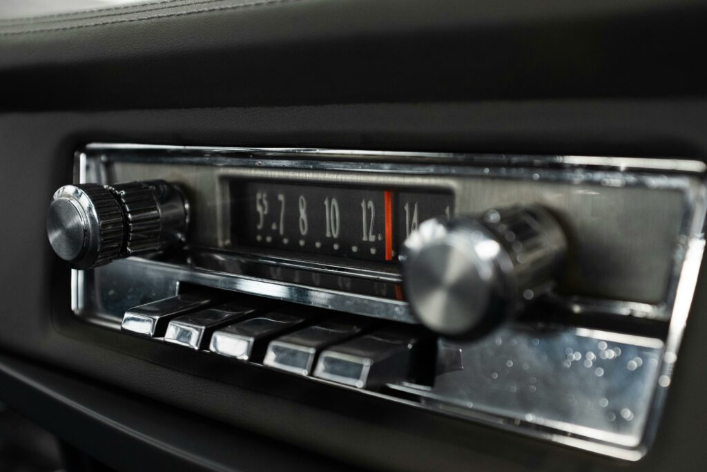 Ancora qualcuno ascolta la radio AM in macchina nel 2024? Foto di Cottonbro Studio, Pexels