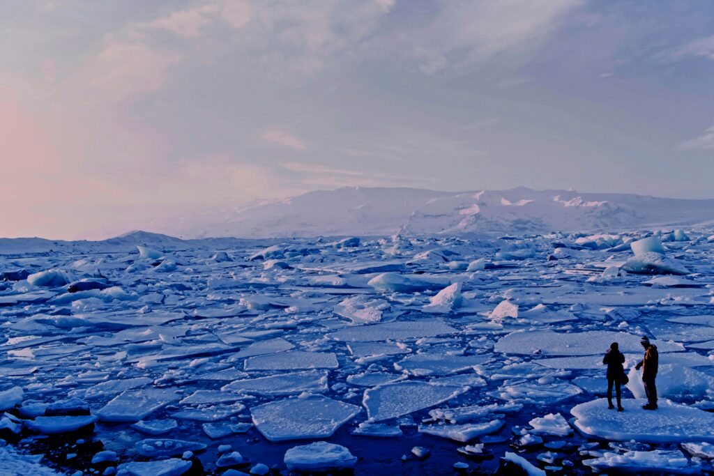 Il Polo Nord non ha terra ed è interamente costituito da ghiaccio in costante movimento che galleggia sulla superficie dell'Oceano Artico. Foto di Roxanne Desgagnes, Unsplash