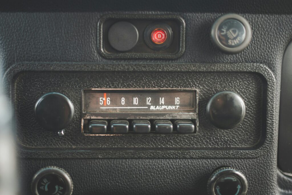 Ha ancora un senso ricevere la radio AM in macchina? Foto di Stephen Andrews, Unsplash
