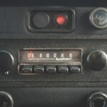 Ha ancora un senso ricevere la radio AM in macchina? Foto di Stephen Andrews, Unsplash